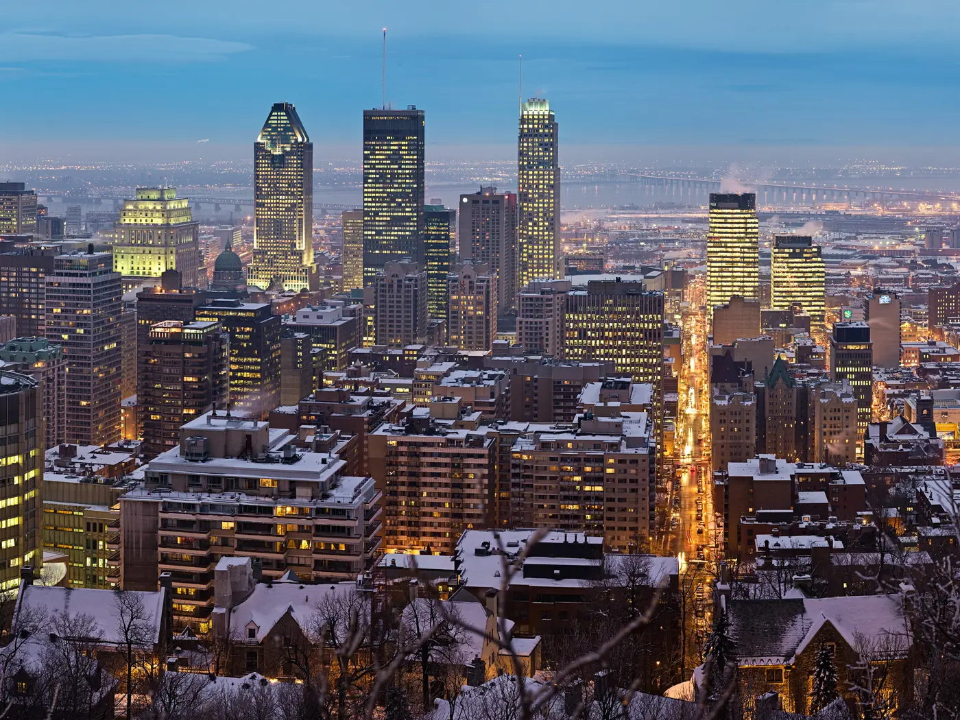 Montreal al crepúsculo desde el chalet del Mont-Royal, en invierno